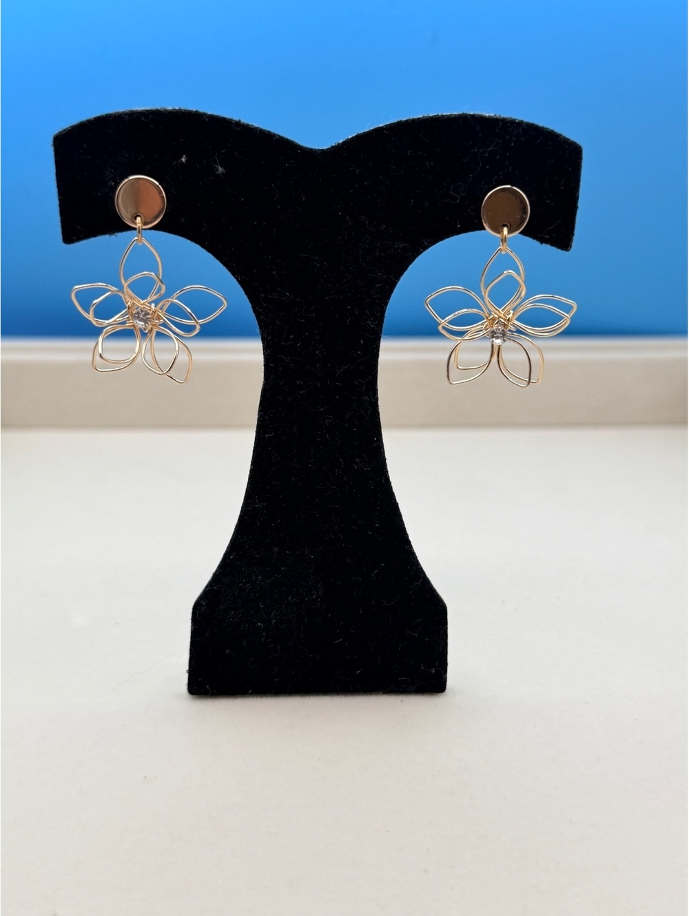 Gold wire flower dangle earrings